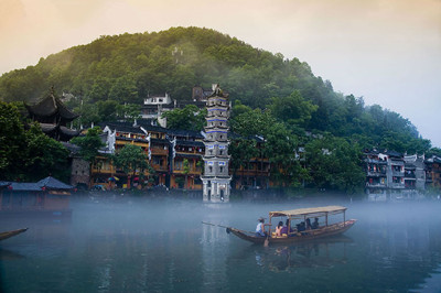 【湖南】長(zhǎng)沙、韶山、張家界、天門山、黃龍洞、德夯苗寨、鳳凰雙臥六日游